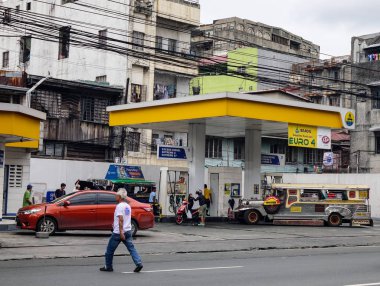 Manila, Filipinler - 20 Aralık 2015. İnsanlar ve araçlar Street Chinatown Manila, Filipinler.