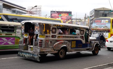 Manila, Filipinler - 20 Aralık 2015. Street Chinatown Manila, Filipinler, yolcu taşıyan jeepney.
