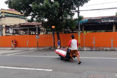 Manila, Filipinler - 20 Aralık 2015. Street Chinatown Manila, Filipinler, meyve satan bir adam.