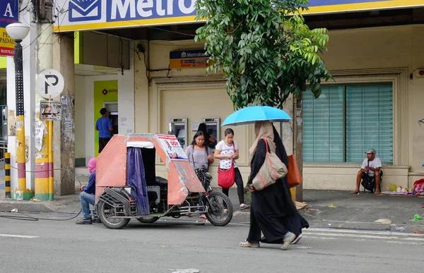 Manila Filipinas Diciembre 2015 Personas Caminando Por Calle Distrito Edsa —  Fotos de Stock