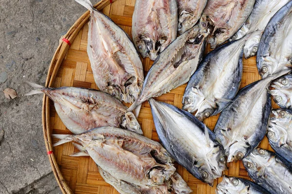 Сухая Рыба Деревянной Корзине Продажи Азиатском Рынке Закрыто — стоковое фото
