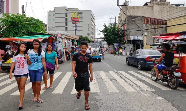 Manila Filipinas Diciembre 2015 Gente Camina Por Calle Ciudad Intramuros —  Fotos de Stock