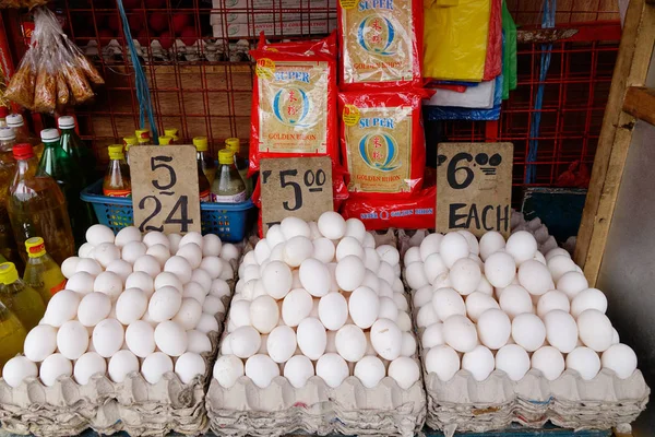 Manila, Filipinler - 20 Aralık 2015. Manila, Filipinler yerel pazarda yumurta satma.