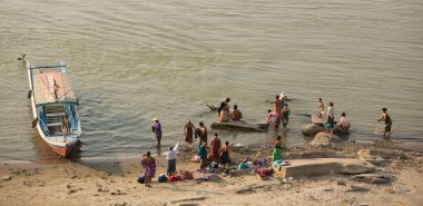 Irrawaddy Nehri, Bagan, Myanmar Bagan, Myanmar - 22 Nisan 2014 - Birmanya insanlar yıkama.