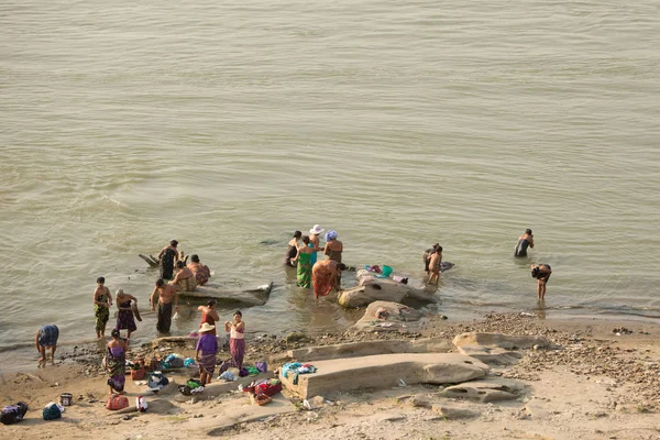 Bagan Myanmar May 2014 Burmese People Wash Irrawaddy River Bagan — Stock Photo, Image