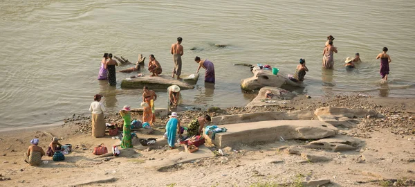 Bagan Myanmar May 2014 Burmese People Wash Irrawaddy River Bagan — Stock Photo, Image