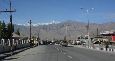 Ladakh, Hindistan - 16 Temmuz 2015. Ladakh, Keşmir ve Jammu, India de dağ yol araçları çalıştırmak.