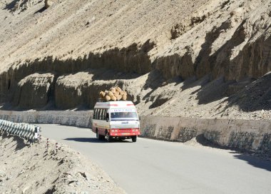 Ladakh, Hindistan - 16 Temmuz 2015. Hindistan'da Ladakh, Keşmir ve Jammu, dağ yolu üzerinde çalışan bir van.