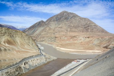 Dağ manzarası ile Ladakh, Jammu ve Keşmir, Hindistan güneşli bir günde, Indus Nehri.