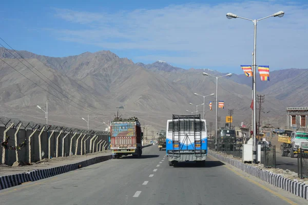 Ladakh India Julio 2015 Coches Corren Carretera Montaña Manali Ladakh — Foto de Stock