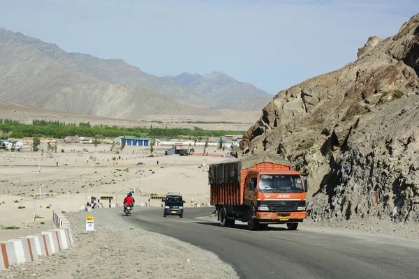 Ladakh India Julio 2015 Camión Corriendo Carretera Montaña Ladakh Cachemira — Foto de Stock