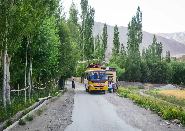 Ladakh India Julio 2015 Autobús Escolar Que Circula Por Carretera — Foto de Stock