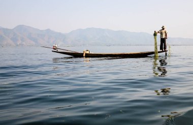 Birmanya Myanmar Inle Gölü balık adam. Myanmar ikinci en büyük göldür 44,9 mil karelik bir tahmini yüzey alanı ile Inle.