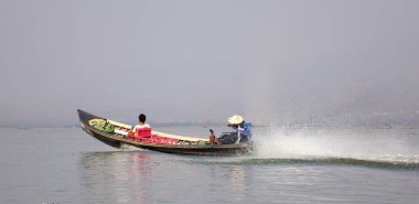 Inle, Myanmar - 15 Şubat 2016. Sürat teknesi (mini) Inle Gölü Shan devlet, Myanmar üzerinde çalışan. Tekne Inle Gölü alana girmek için sık kullanılan bir yöntemdir.
