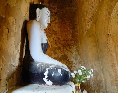Bagan, Myanmar - 18 Şubat 2016. Buda heykelinin Bagan, Myanmar tapınakta. 10.000'den fazla Budist tapınakları, pagodadan ve Manastırlar Bagan içinde inşa edildi.