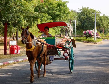 Bagan, Myanmar - 18 Şubat 2016. Bagan, Myanmar kırsal yolda çalışan at arabası.