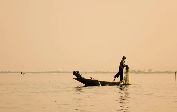 Man Catching Fish Dawn Inle Lake Myanmar Inle Second Largest — Stock Photo, Image