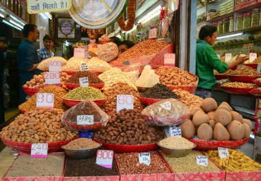 Delhi, Hindistan - 26 Temmuz 2015. Delhi, Hindistan geleneksel Market baharat satan insanlar.