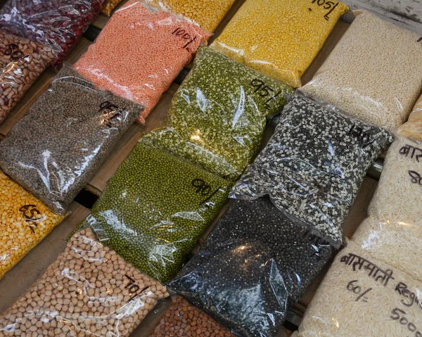 古いデリー インドのローカル市場で販売するための Bean の多くの種類 — ストック写真