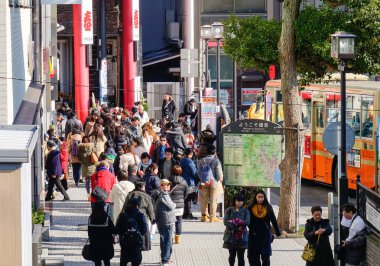 Tokyo, Japonya - 31 Aralık 2015. İş merkezleri Tokyo, Japonya'da Caddesi'nde yürürken insanlar.