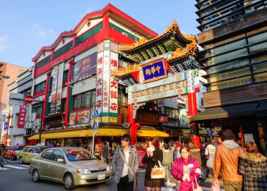 Yokohama, Japonya - 31 Aralık 2015. Çin mahallesinde, Yokohama, Japonya ana cadde üzerinde yürüyen insanlar. Japonya'nın en büyük Chinatown Yokohama Chinatown olduğunu.
