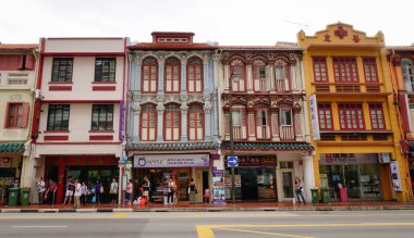 Singapur - 14 Aralık 2015. Chinatown, Singapur ana cadde üzerinde yer alan eski binalar.
