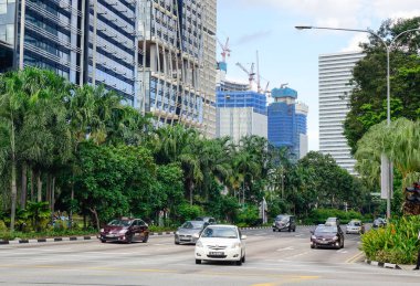 Singapur - 14 Aralık 2015. Arabalar sokakta şehir merkezinde Singapur, çalışan.