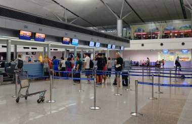 Saigon, Vietnam - 14 Aralık 2015. Kimliği belirsiz yolcular için bekleyen kalkış Tan Son Nhat Uluslararası Havaalanı terminal, iade. Tan oğlu Nhat Saigon, Vietnam'da bulunan lagest havaalanıdır.