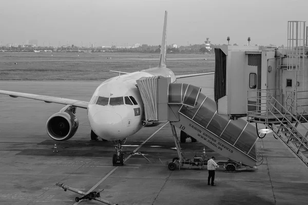 Saigón Vietnam Diciembre 2015 Avión Atracando Aeropuerto Internacional Tan Son —  Fotos de Stock