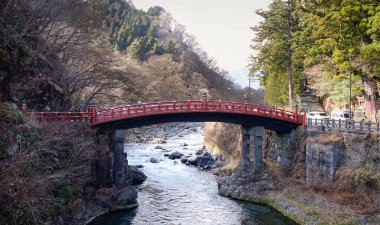 Kırmızı kutsal köprüde Shinkyo kış Nikko, Japonya.