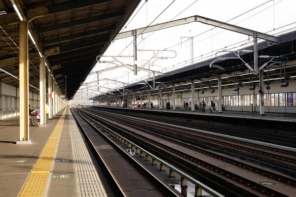 Tokyo, Japonya - 2 Ocak 2016. Görünümünü tren istasyonu, Tokyo, Japonya.