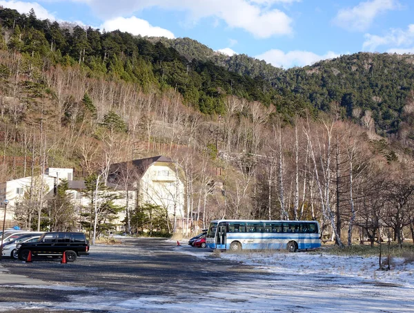 Nikko, Japonya - 2 Ocak 2016. Nikko, Japonya'da Park Otopark arabalar.