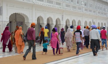 Amritsar, Hindistan - 25 Temmuz 2015. Hint insanlar Amritsar, Hindistan Altın Tapınağı ziyaret edin..