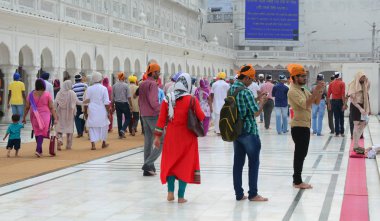 Amritsar, Hindistan - 25 Temmuz 2015. Hint insanlar Amritsar, Hindistan Altın Tapınağı ziyaret edin. Sihizm en kutsal Gurdwara Altın Tapınak olduğunu.