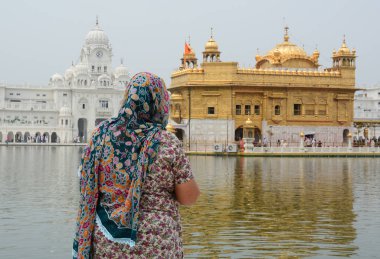 Amritsar, Hindistan - 25 Temmuz 2015. Amritsar, Hindistan Altın Tapınağı'nda duran bir Sih kadın.