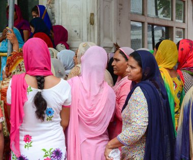 Amritsar, Hindistan - 25 Temmuz 2015. Altın Tapınak Amritsar, Hindistan, Hint kadının.... Sihizm en kutsal Gurdwara Altın Tapınak olduğunu.