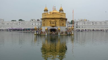 Amritsar, Hindistan - 25 Temmuz 2015. Amritsar, Hindistan altın tapınak ana salonunda bir bakış. Altın tapınak 1604 tamamlandı.