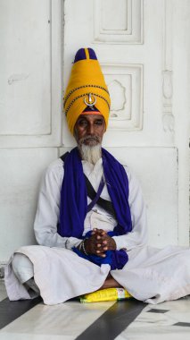 Amritsar, Hindistan - 25 Temmuz 2015. Amritsar, Hindistan Altın Tapınağı'nda meditasyon bir Sih erkek.