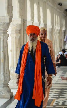 Amritsar, Hindistan - 25 Temmuz 2015. Geleneksel giysiler içinde Amritsar, Hindistan Altın Tapınağı'nda yürüyüş Sih insanlar. Sihizm en kutsal Gurdwara Altın Tapınak olduğunu.