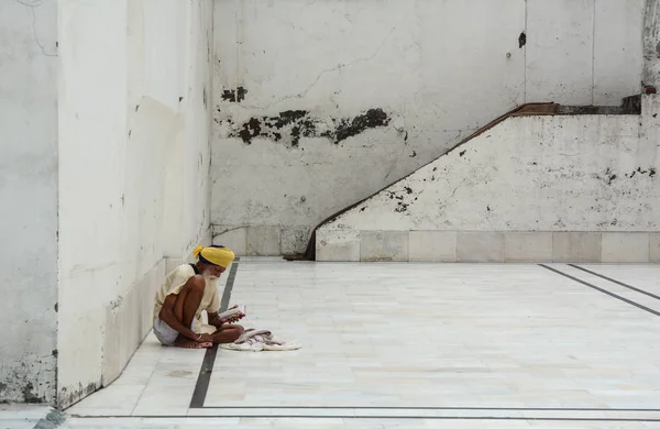 Amritsar Índia Julho 2015 Homem Sique Sentado Orando Templo Dourado — Fotografia de Stock