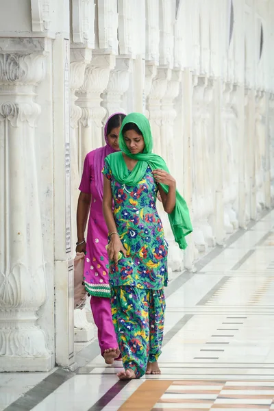 Amritsar Indien Jul 2015 Unga Kvinnor Folkdräkt Promenader Vid Gyllene — Stockfoto