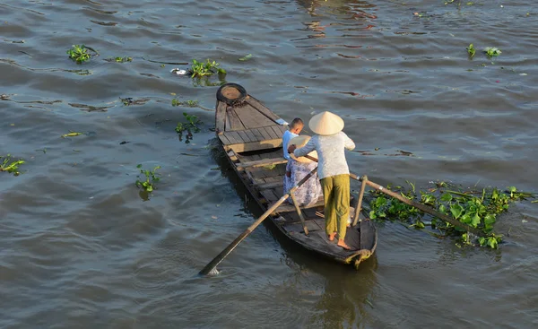 Soc Trang Vietnam Feb 2016 Woman Rowing Wooden Boat Nga — Stock Photo, Image
