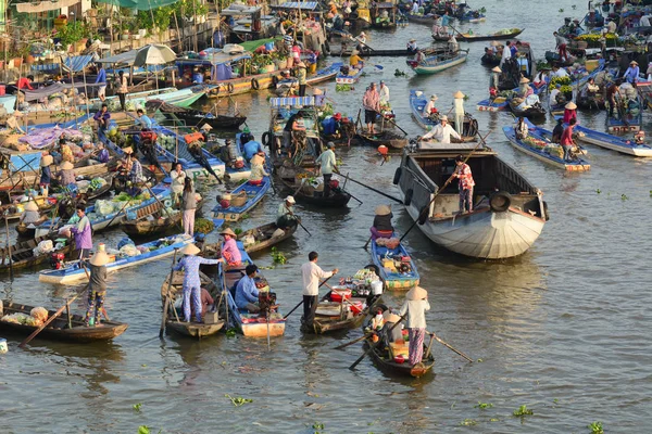 Soc Trang Vietnã Fevereiro 2016 Pessoas Com Barcos Mercado Flutuante — Fotografia de Stock