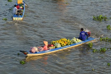 Ahşap tekne Nehri Vietnam üzerinde grubu 