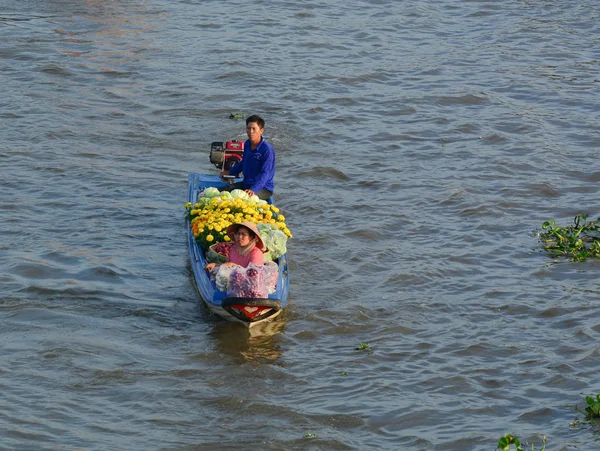 베트남에서 강에 나무 보트 가진 사람들 — 스톡 사진