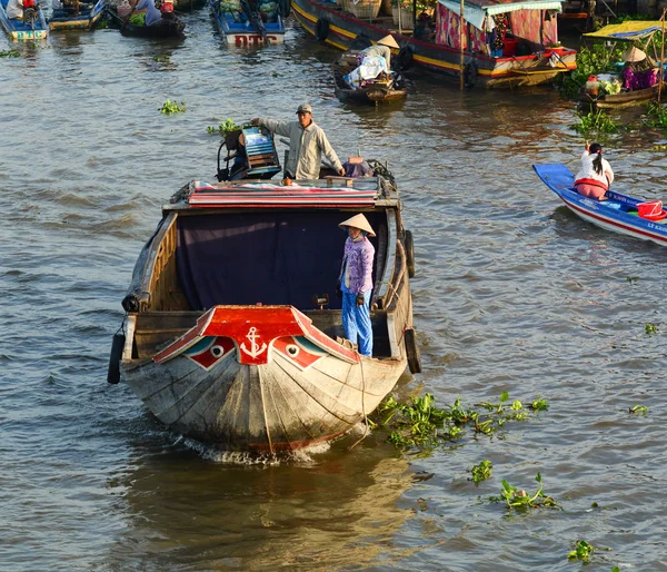 Mercado flotante en el delta del Mekong, sur de Vietnam — Foto de Stock