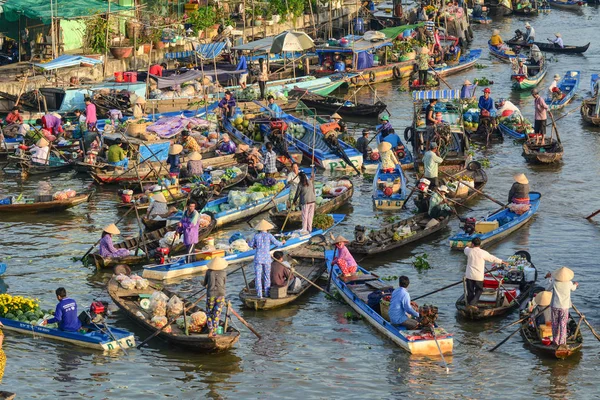 Mercado flotante en el delta del Mekong, sur de Vietnam — Foto de Stock