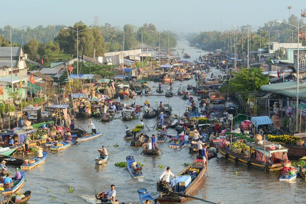 Mercato galleggiante nel Delta del Mekong, Vietnam del Sud — Foto Stock