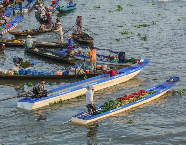 Soc Trang 2016年2月2日 越南索庄 Nga Nam 浮动市场上的持木船的人们 — 图库照片