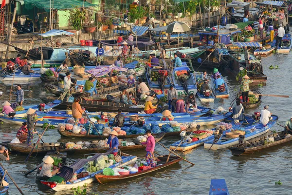 Soc Trang Vietnã Fevereiro 2016 Muitas Pessoas Mercado Flutuante Nga — Fotografia de Stock